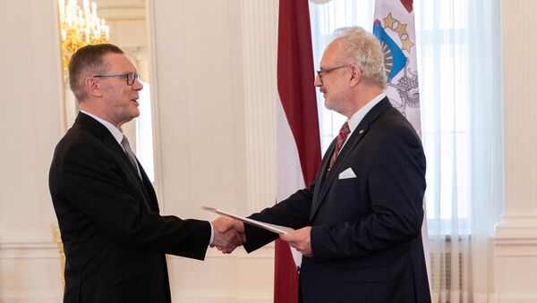 Посол Латвии Эйнарс Семанис и президент Латвии Эгилс Левитс  - Sputnik Беларусь