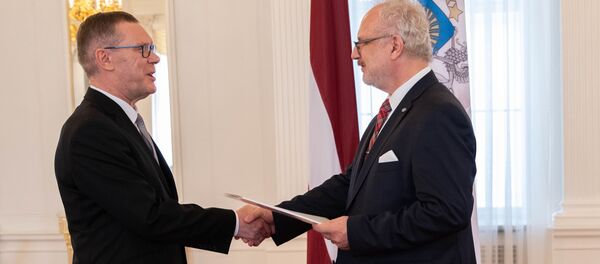 Посол Латвии Эйнарс Семанис и президент Латвии Эгилс Левитс  - Sputnik Беларусь