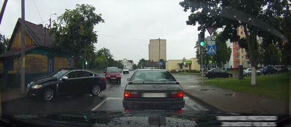 Пьяный бесправник угнал Ягуар и устроил ДТП в Лунинце, видео - Sputnik Беларусь