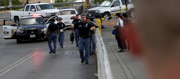 Сотрудники полиции на месте стрельбы в Техасе - Sputnik Беларусь