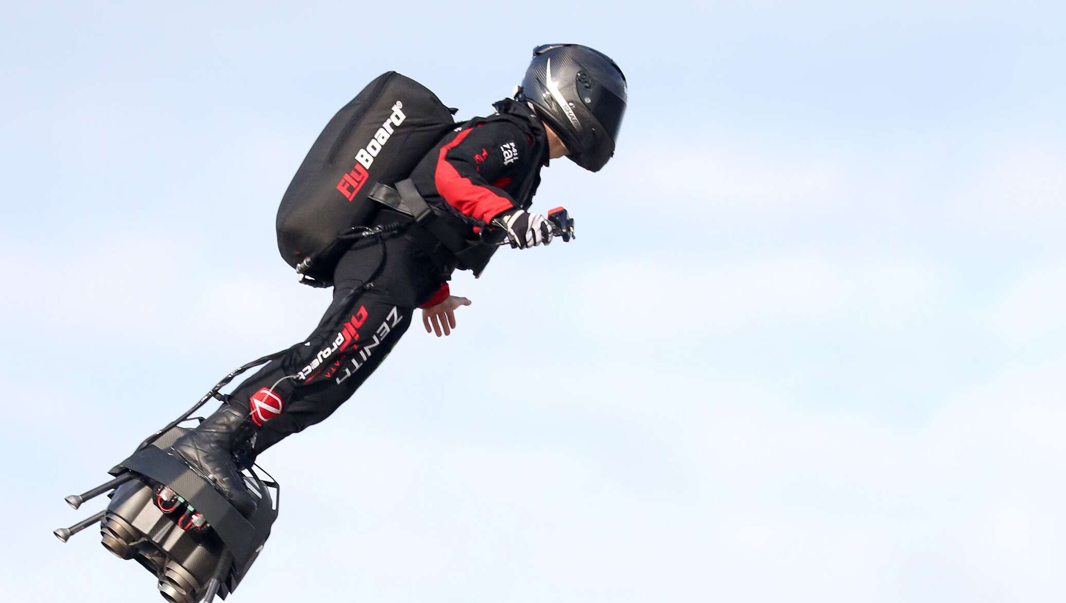 Flyboard air. Фрэнки Запата летающая доска. Изобретатель Фрэнки Запата.