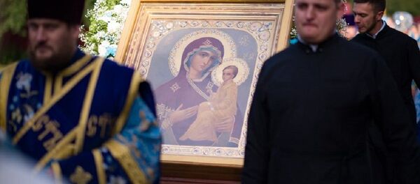 Служители церкви несут икону Югской Божьей Матери - Sputnik Беларусь