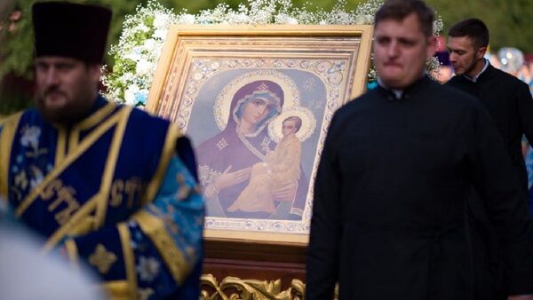 Служители церкви несут икону Югской Божьей Матери - Sputnik Беларусь