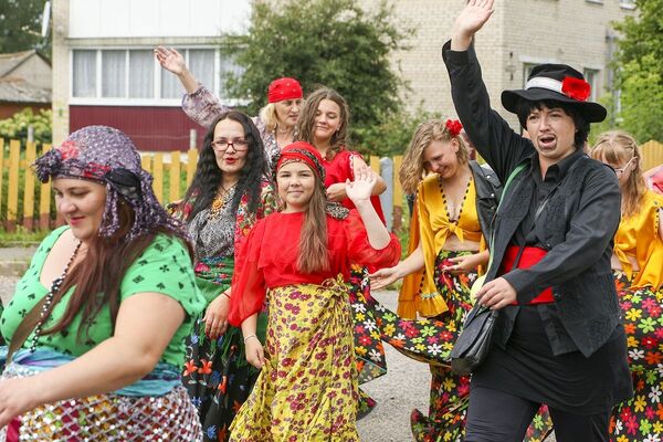 Танчылі і частавалі: у Міры прайшоў фестываль Мястэчка - Sputnik Беларусь