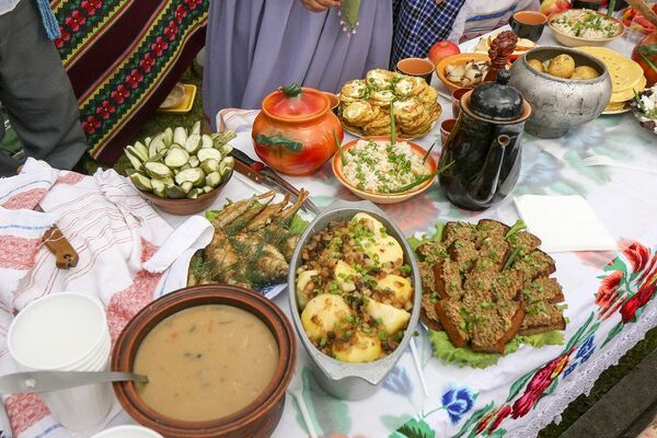 Танчылі і частавалі: у Міры прайшоў фестываль Мястэчка - Sputnik Беларусь