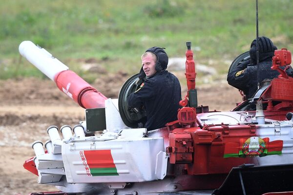 Танковый биатлон на АрМИ-2019: белорусы уступили китайцам - Sputnik Беларусь