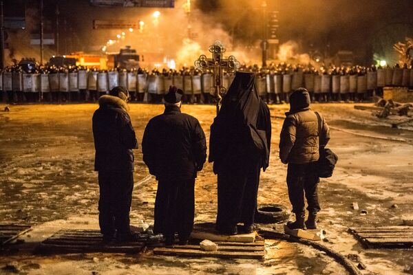 Священнослужители стоят между милицией и оппозицией на нейтральной территории - Sputnik Беларусь