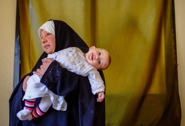 Женщина с ребенком - беженцы из Сирии - в одном из домов в городе Хальба на севере Ливана - Sputnik Беларусь