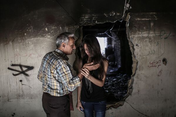 Сирийцы-христиане отец и дочь осматривают свой дом в центре Хомса - Sputnik Беларусь