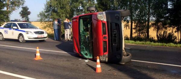 Микроавтобус перевернулся после столкновения с легковушкой в Барановичах - Sputnik Беларусь