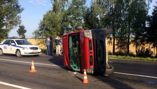 Микроавтобус перевернулся после столкновения с легковушкой в Барановичах - Sputnik Беларусь