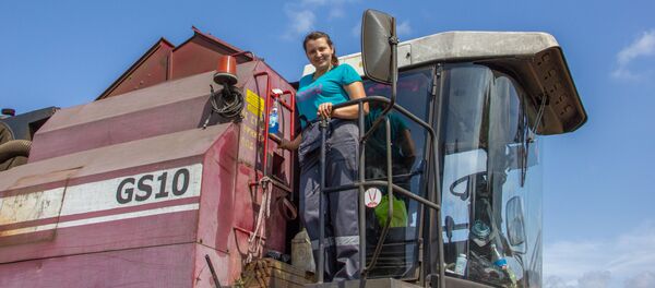 Наталья Яцухно, учительница немецкого языка, на уборочной в Ельском районе - Sputnik Беларусь