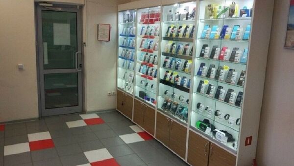 Мобильные телефоны в магазине - Sputnik Беларусь