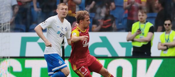 Игрок ФК Динамо Евгений Луценко (слева) и игрок ФК Арсенал Максим Володько - Sputnik Беларусь