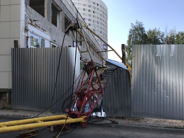 Строительный кран упал на стройке в центре Минска Строительный кран упал на стройке в центре Минска - Sputnik Беларусь