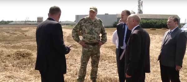 Глава МВД проверил, как в Дзержинском районе убирают урожай – видео Глава МВД проверил, как в Дзержинском районе убирают урожай – видео - Sputnik Беларусь