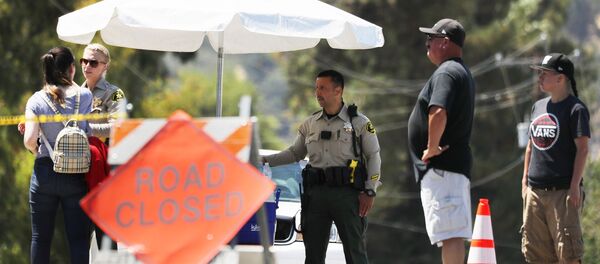 Полицейское оцепление на фестивале в Калифорнии после массовой стрельбы - Sputnik Беларусь