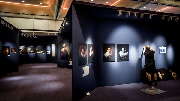 Сотрудники устанавливают картины перед открытием выставки Откройте для себя Рембрандта: его жизнь и все его картины - Sputnik Беларусь