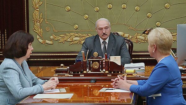 Президент Беларуси Александр Лукашенко 30 июля во время рабочей встречи с председателем Центризбиркома Лидией Ермошиной - Sputnik Беларусь