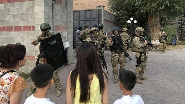 Спецназ возле резиденции экс-президента Алмазбека Атамбаева - Sputnik Беларусь