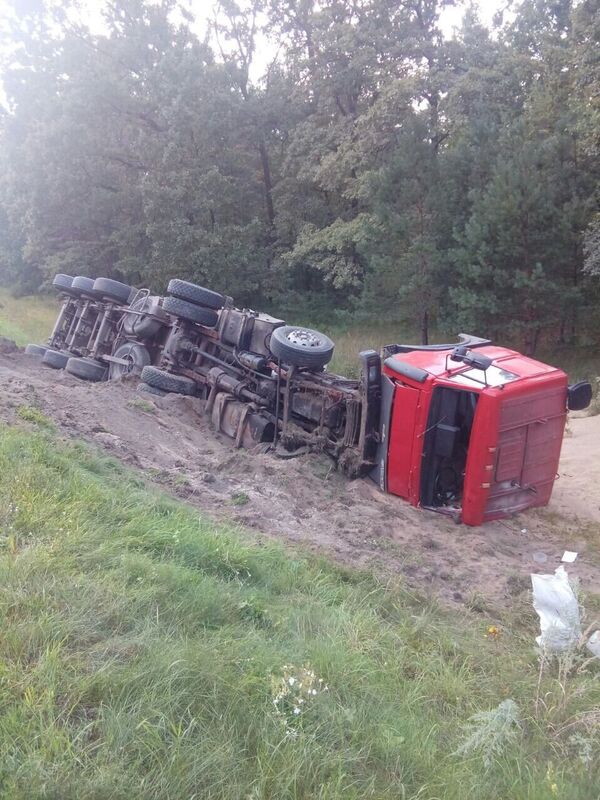 Большегруз с зерном опрокинулся в кювет в Житковичском районе - Sputnik Беларусь