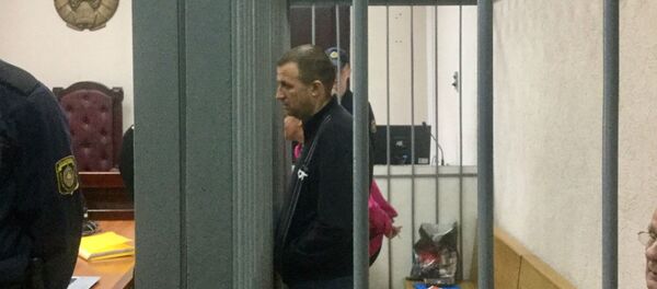 Экс- начальник ГУПР Барисевич разговаривает  с адвокатом - Sputnik Беларусь