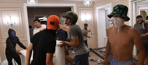 Сторонники бывшего президента Кыргызстана Алмазбека Атамбаева установили баррикады, охраняя его дом во время специальной операции, проводимой сотрудниками киргизского спецназа для задержания экс-лидера Атамбаева в селе Кой-Таш - Sputnik Беларусь