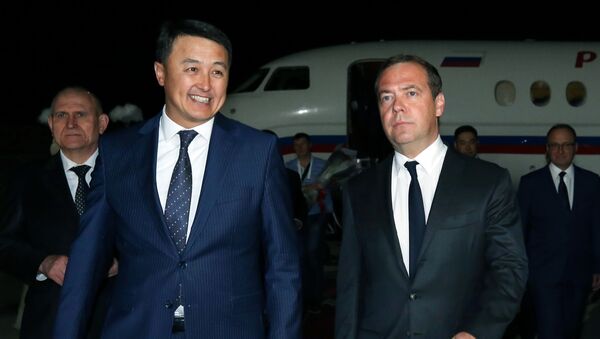 Председатель правительства РФ Дмитрий Медведев и заместитель председателя правительства Кыргызстана Замирбек Аскаров - Sputnik Беларусь