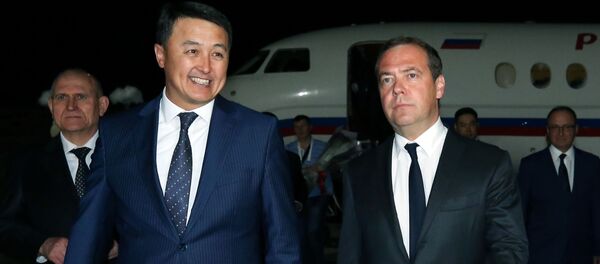 Председатель правительства РФ Дмитрий Медведев и заместитель председателя правительства Кыргызстана Замирбек Аскаров - Sputnik Беларусь