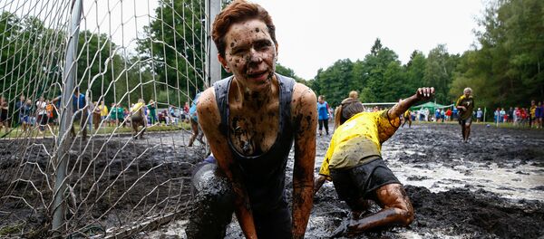 Болотный футбол среди женских команд на Августовском канале - Sputnik Беларусь