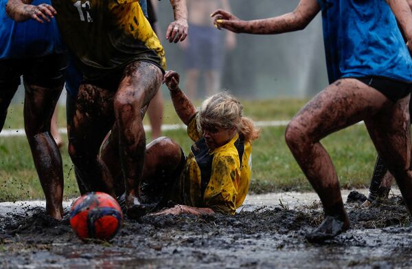 Фотофакт: Праздник моря в Домбровке отметили грязным женским футболом - Sputnik Беларусь