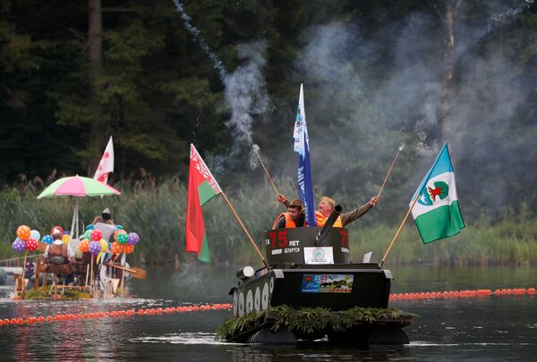 Фотофакт: Праздник моря в Домбровке отметили грязным женским футболом - Sputnik Беларусь