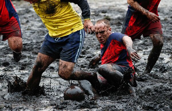 Фотофакт: Праздник моря в Домбровке отметили грязным женским футболом - Sputnik Беларусь