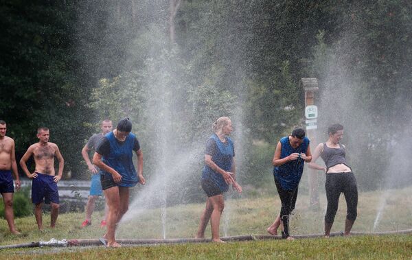 Фотофакт: Праздник моря в Домбровке отметили грязным женским футболом - Sputnik Беларусь
