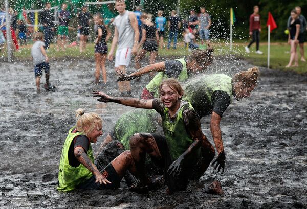 Фотофакт: Праздник моря в Домбровке отметили грязным женским футболом - Sputnik Беларусь