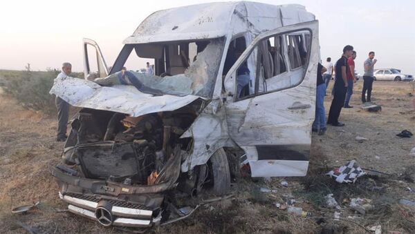 Микроавтобус попал в аварию в Азербайджане: 19 человек пострадали - Sputnik Беларусь