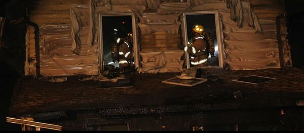 Пожарные пытаются потушить пожар в городе Эри, штат Пенсильвания, рано утром 11 августа 2019 года - Sputnik Беларусь