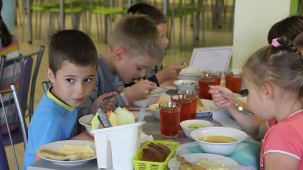 Дети обедают в школьной столовой - Sputnik Беларусь