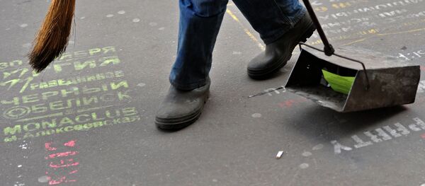 Дворник убирает мусор на улицах - Sputnik Беларусь