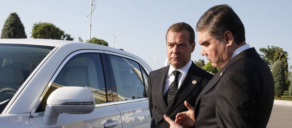 Медведев показал Аурус Бердымухамедову - Sputnik Беларусь