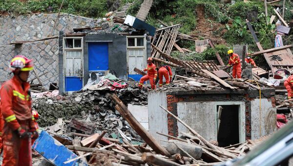 Пожарные ищут выживших в разрушенных домах после того, как тайфун Лекима обрушился на деревню Шанзао - Sputnik Беларусь
