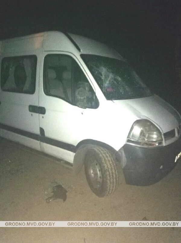 Пьяный мужчина избил сторожа базы отдыха и разгромил автобус в Гродно - Sputnik Беларусь