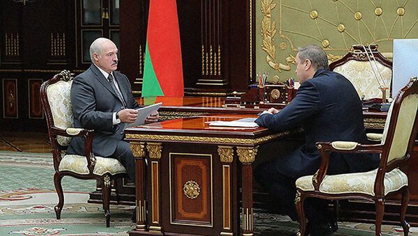 Президент Беларуси Александр Лукашенко 12 августа провел рабочую встречу с министром здравоохранения Владимиром Караником - Sputnik Беларусь