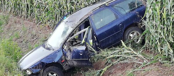 Угнанный автомобиль в кювете Угнанный автомобиль в кювете - Sputnik Беларусь