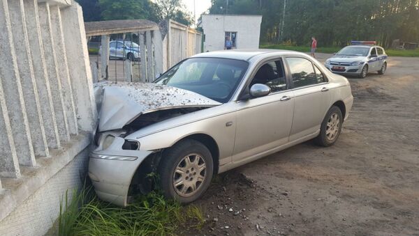 Автомобиль на буксире протаранил забор в Витьбе - Sputnik Беларусь