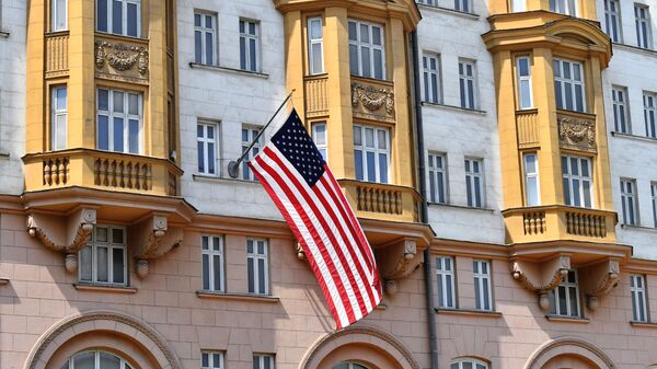 Флаг США на здании посольства в Москве - Sputnik Беларусь