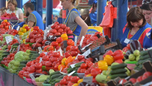 Торговые ряды на Комаровском рынке, архивное фото - Sputnik Беларусь