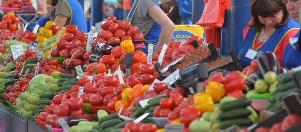 Торговые ряды на Комаровском рынке, архивное фото - Sputnik Беларусь