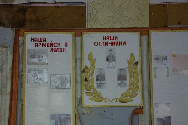 Казармы последние солдаты покинули почти 30 лет назад, но стены до сих пор помнят отличников службы - Sputnik Беларусь
