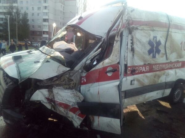 Лада протаранила скорую в Витебске: неотложка опрокинулась - Sputnik Беларусь